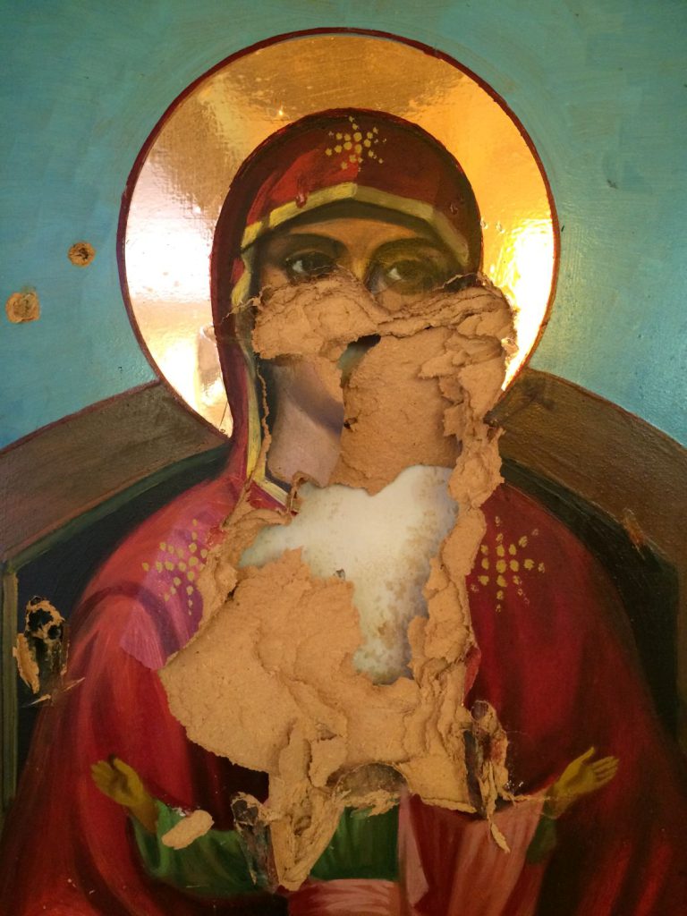 Icône partiellement détruite dans l'église paroissiale de Maaloula, Syrie, 2014